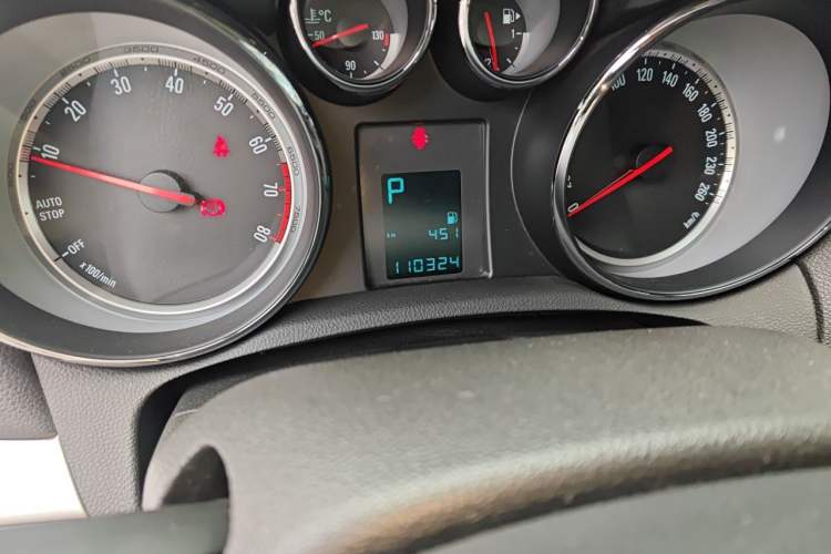 Used Buick Encore 2015 1.4T Automatic Two-Wheel Drive Urban Elite Version Odometer Close Up