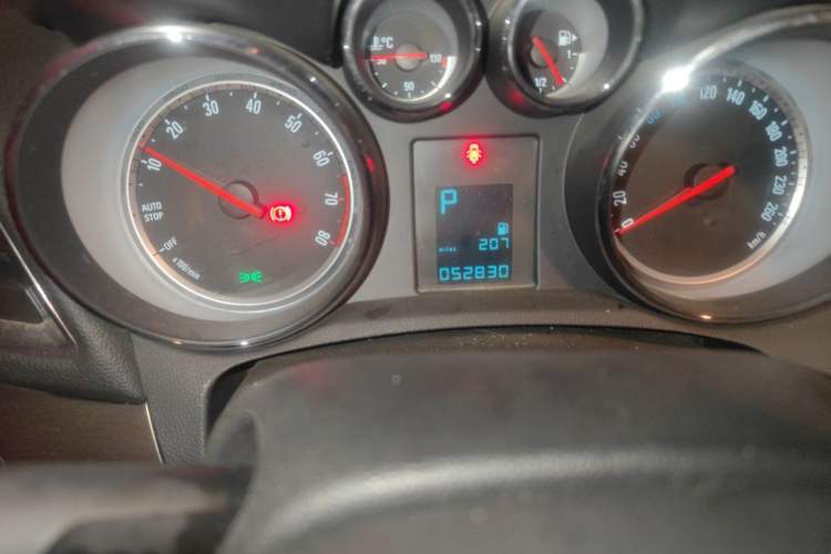 Used Buick Encore 2015 1.4T Automatic Two-Wheel Drive Urban Leading Model Odometer Close Up