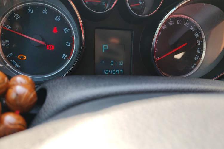Used Buick Encore 2015 1.4T Automatic Two-Wheel Drive Urban Elite Version Odometer Close Up