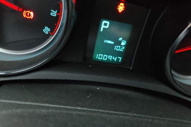 Used Buick Encore 2015 1.4T Automatic Two-Wheel Drive Urban Elite Version Odometer Close Up