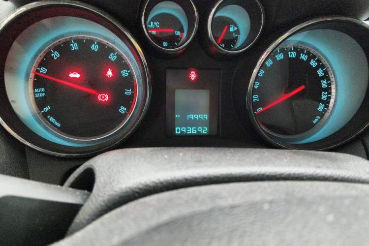 Used Buick Encore 2015 1.4T Manual Two-Wheel Drive Urban Advanced Model Odometer Close Up