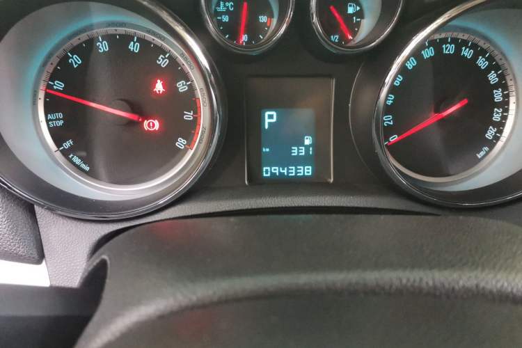 Used Buick Encore 2015 1.4T Automatic Two-Wheel Drive Urban Elite Version Odometer Close Up