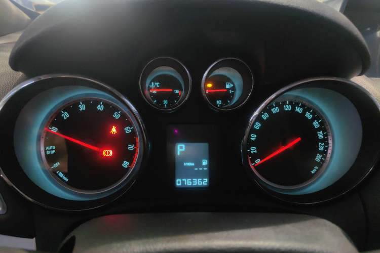 Used Buick Encore 2015 1.4T Automatic Two-Wheel Drive Urban Elite Version Odometer Close Up