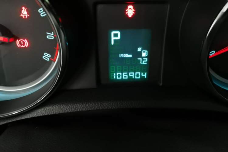 Used Buick Encore 2015 1.4T Automatic Two-Wheel Drive Urban Elite Version Odometer Close Up