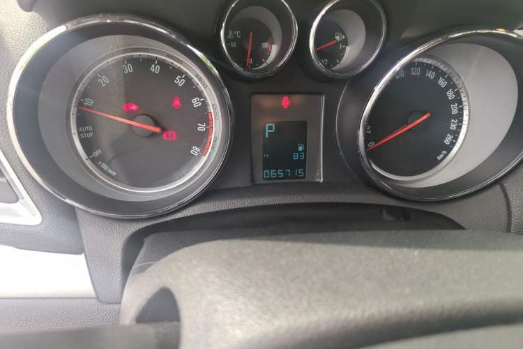 Used Buick Encore 2015 1.4T Automatic Two-Wheel Drive Urban Elite Version Odometer Close Up
