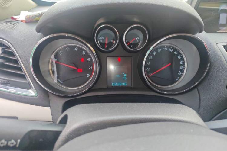 Used Buick Encore 2015 1.4T Automatic Two-Wheel Drive Urban Elite Version Odometer Close Up
