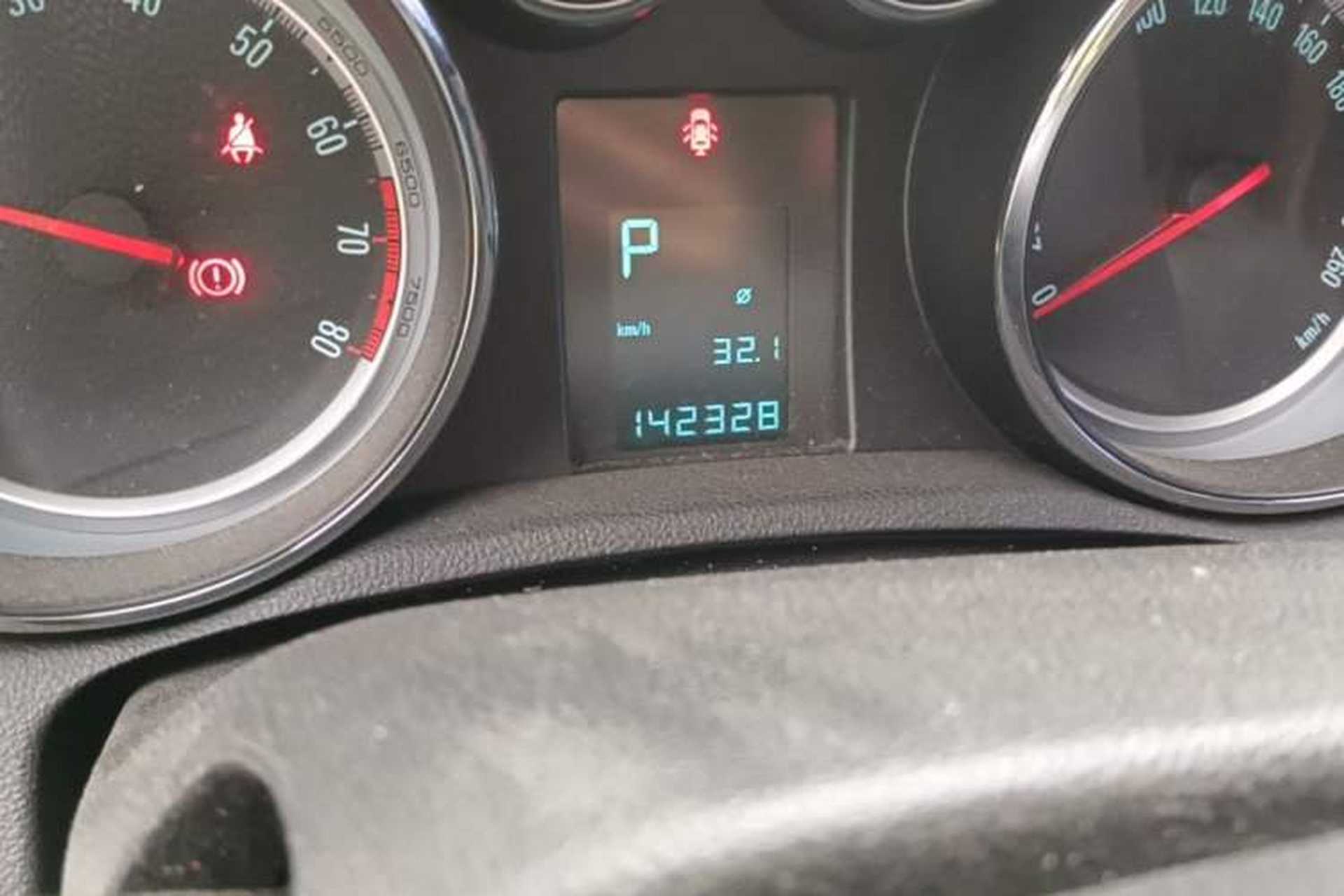 Used Buick Encore 2015 1.4T Automatic Two-Wheel Drive Urban Elite Version Odometer Close Up