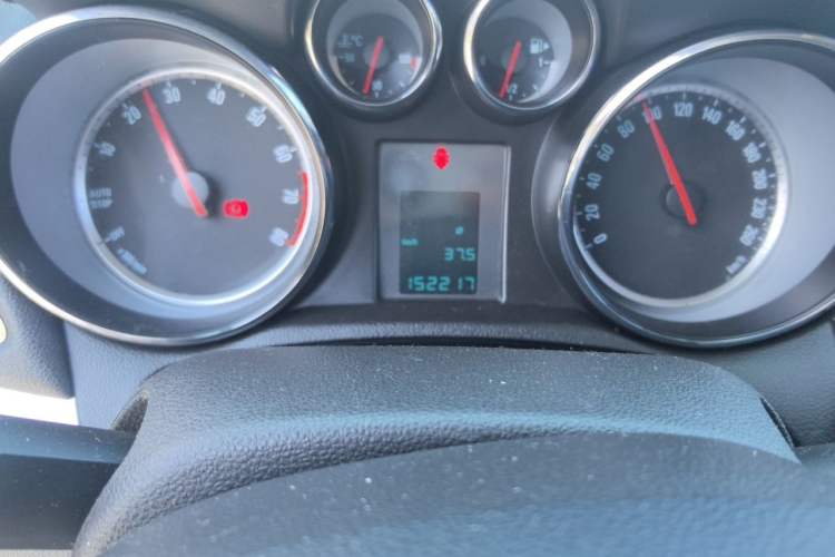Used Buick Encore 2015 1.4T Manual Two-Wheel Drive Urban Advanced Model Odometer Close Up