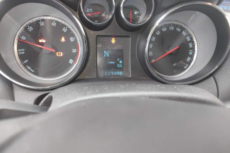 Used Buick Encore 2015 1.4T Automatic Two-Wheel Drive Urban Elite Version Odometer Close Up