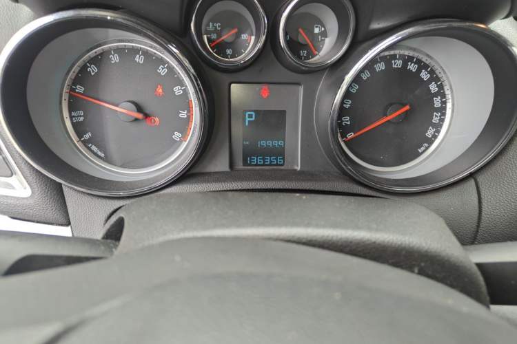 Used Buick Encore 2015 1.4T Automatic Two-Wheel Drive Urban Elite Version Odometer Close Up