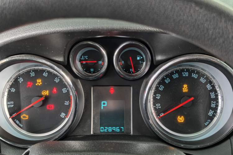Used Buick Encore 2015 1.4T Automatic Two-Wheel Drive Urban Elite Version Odometer Close Up