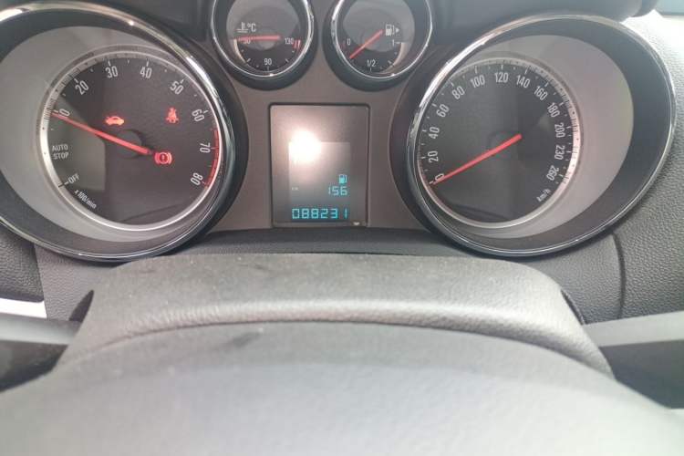 Used Buick Encore 2015 1.4T Automatic Two-Wheel Drive Urban Elite Version Odometer Close Up