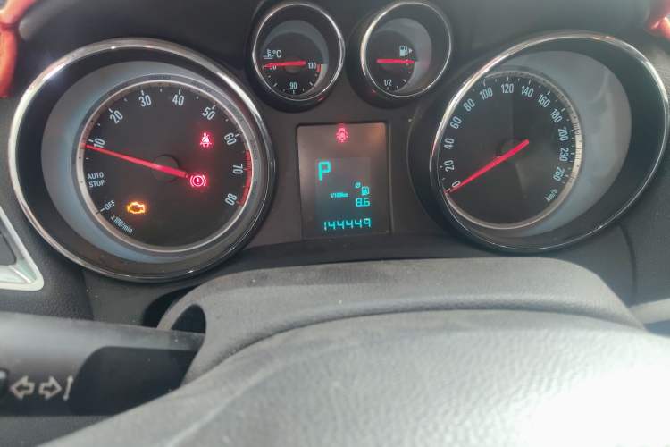 Used Buick Encore 2015 1.4T Automatic Two-Wheel Drive Urban Elite Version Odometer Close Up