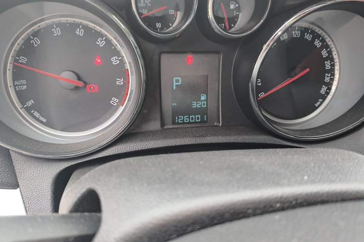 Used Buick Encore 2015 1.4T Automatic Two-Wheel Drive Urban Elite Version Odometer Close Up