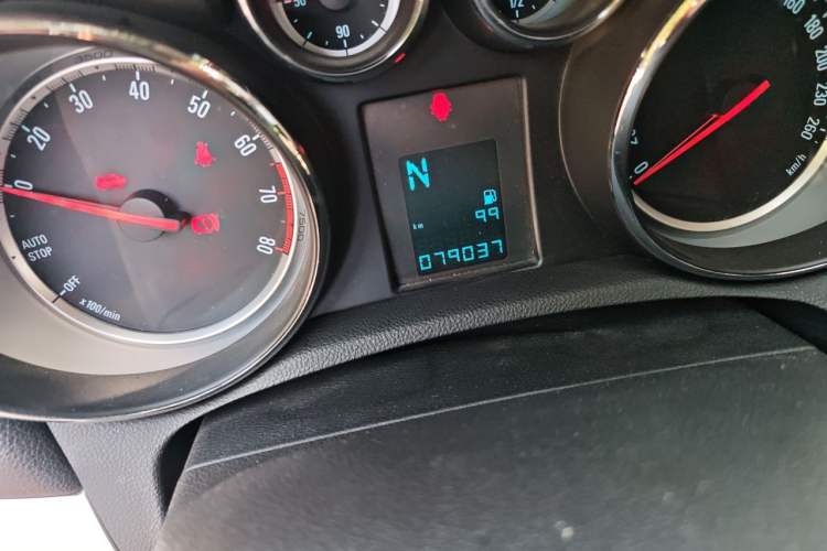 Used Buick Encore 2015 1.4T Automatic Two-Wheel Drive Urban Elite Version Odometer Close Up