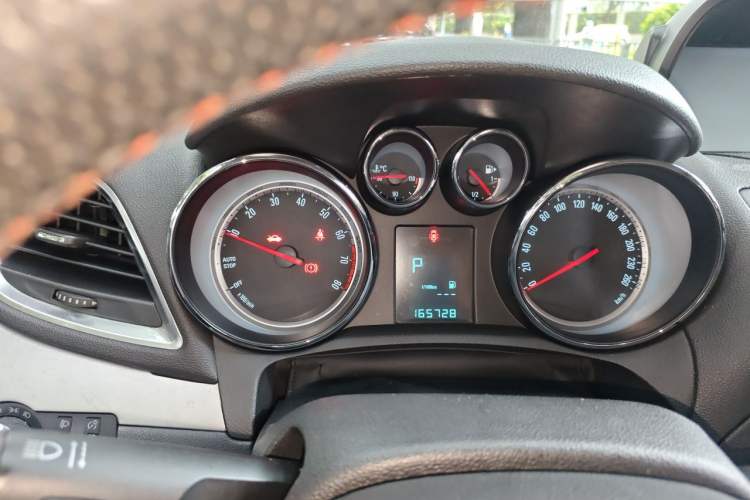 Used Buick Encore 2015 1.4T Automatic Two-Wheel Drive Urban Elite Version Odometer Close Up
