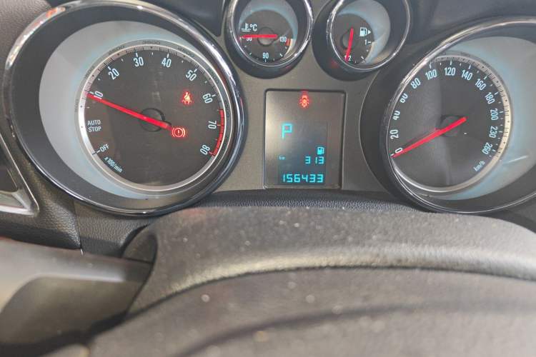 Used Buick Encore 2015 1.4T Automatic Two-Wheel Drive Urban Leading Model Odometer Close Up
