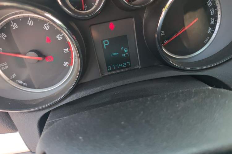 Used Buick Encore 2015 1.4T Automatic Two-Wheel Drive Urban Elite Version Odometer Close Up