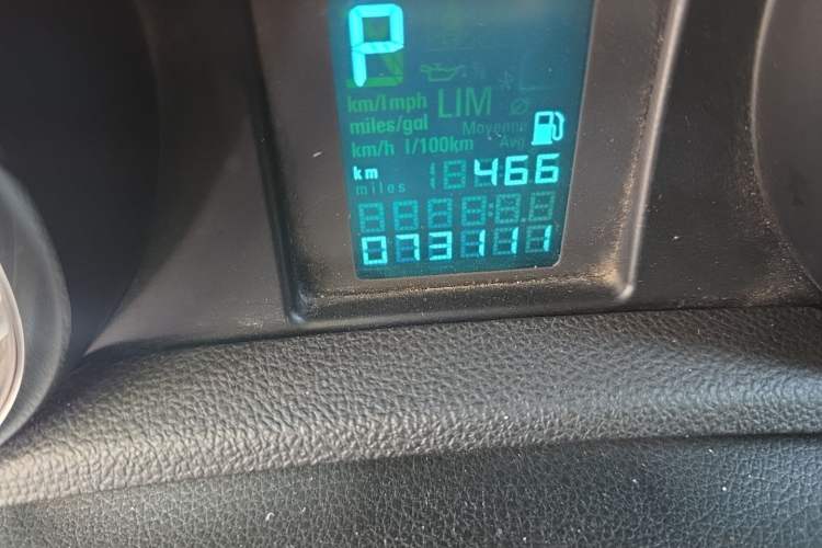 Used Buick Encore 2015 1.4T Automatic Two-Wheel Drive Urban Leading Model Odometer Close Up