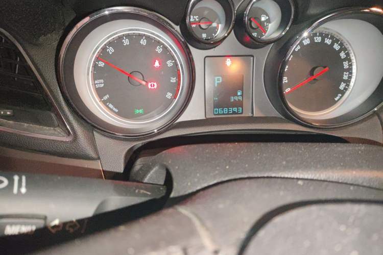 Used Buick Encore 2015 1.4T Automatic Two-Wheel Drive Urban Leading Model Odometer Close Up