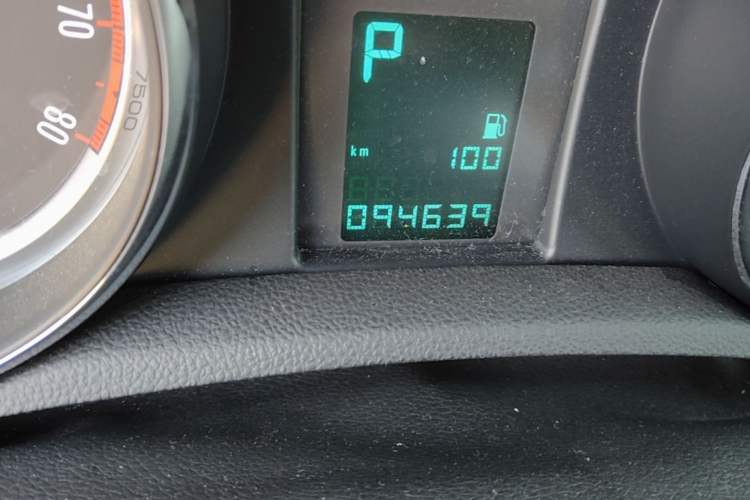 Used Buick Encore 2015 1.4T Automatic Two-Wheel Drive Urban Leading Model Odometer Close Up