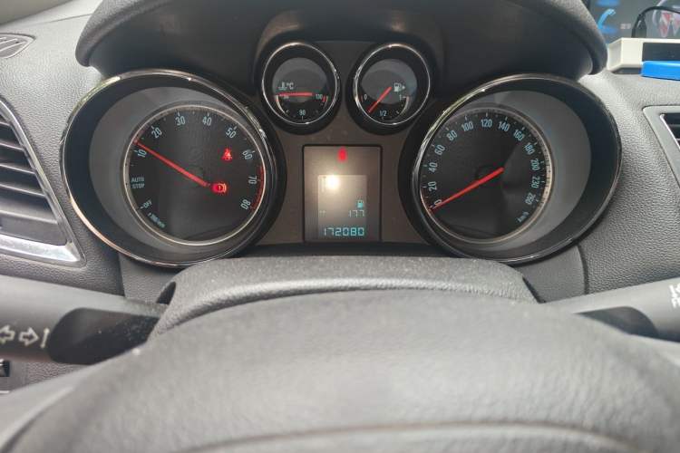 Used Buick Encore 2015 1.4T Automatic Two-Wheel Drive Urban Elite Version Odometer Close Up