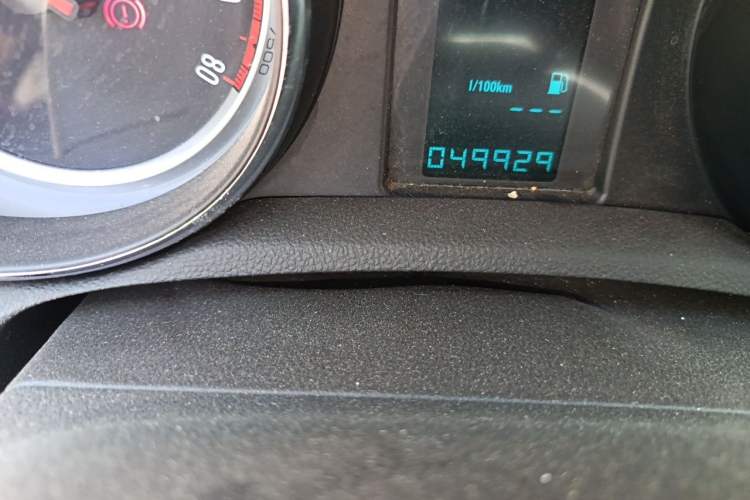 Used Buick Encore 2015 1.4T Manual Two-Wheel Drive Urban Advanced Model Odometer Close Up