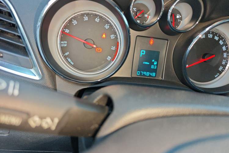 Used Buick Encore 2015 1.4T Automatic Two-Wheel Drive Urban Elite Version Odometer Close Up
