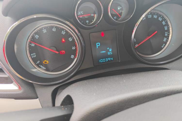 Used Buick Encore 2015 1.4T Automatic Two-Wheel Drive Urban Elite Version Odometer Close Up
