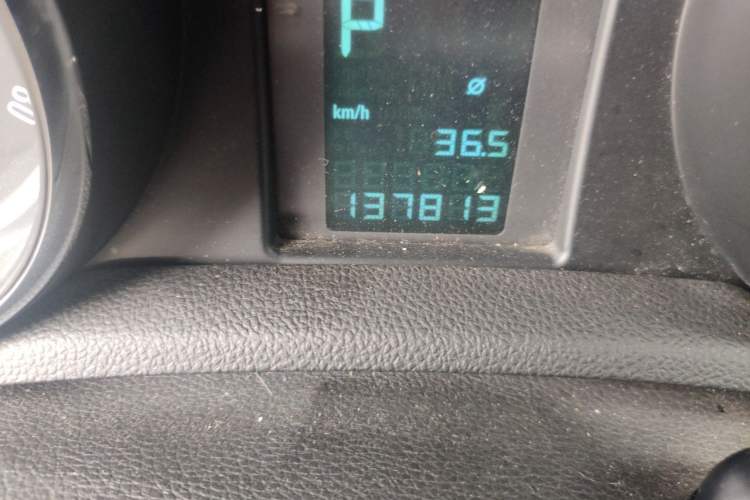 Used Buick Encore 2015 1.4T Automatic Two-Wheel Drive Urban Elite Version Odometer Close Up