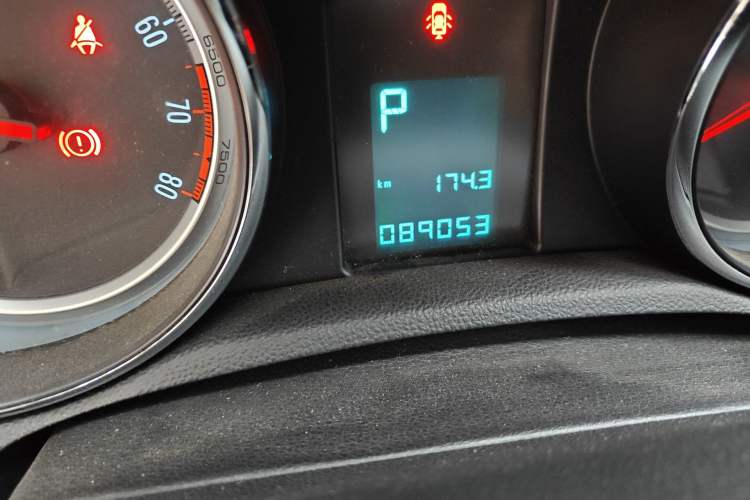 Used Buick Encore 2015 1.4T Automatic Two-Wheel Drive Urban Elite Version Odometer Close Up