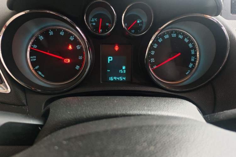 Used Buick Encore 2015 1.4T Automatic Two-Wheel Drive Urban Elite Version Odometer Close Up