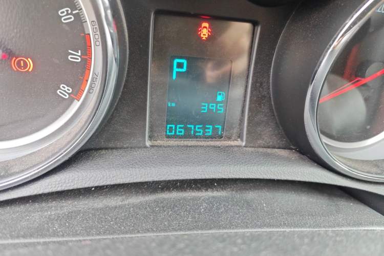 Used Buick Encore 2015 1.4T Automatic Two-Wheel Drive Urban Elite Version Odometer Close Up