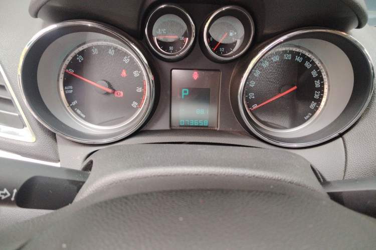 Used Buick Encore 2015 1.4T Automatic Two-Wheel Drive Urban Elite Version Odometer Close Up