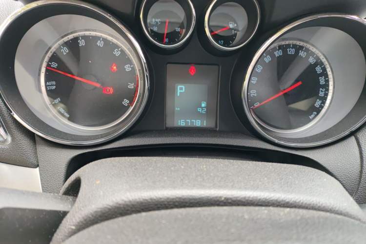 Used Buick Encore 2015 1.4T Automatic Two-Wheel Drive Urban Elite Version Odometer Close Up