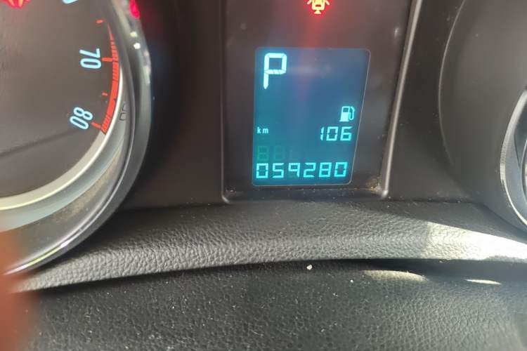 Used Buick Encore 2015 1.4T Automatic Two-Wheel Drive Urban Elite Version Odometer Close Up