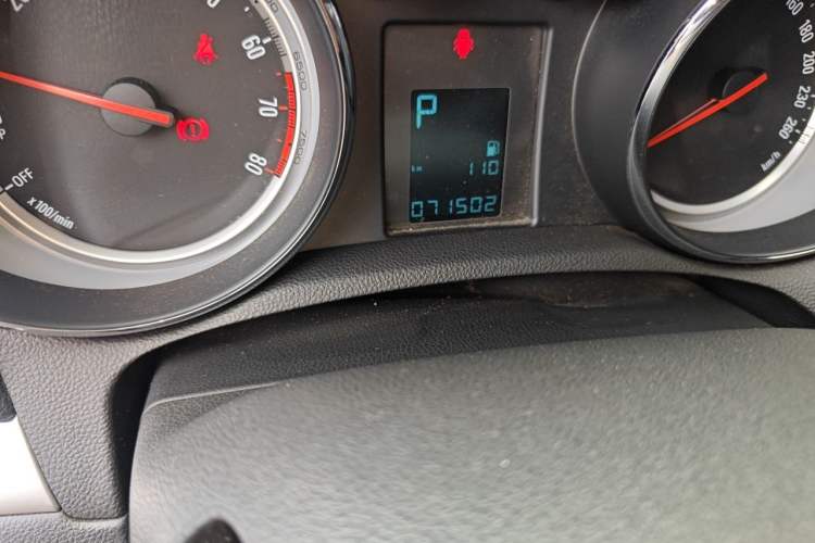 Used Buick Encore 2015 1.4T Automatic Two-Wheel Drive Urban Elite Version Odometer Close Up