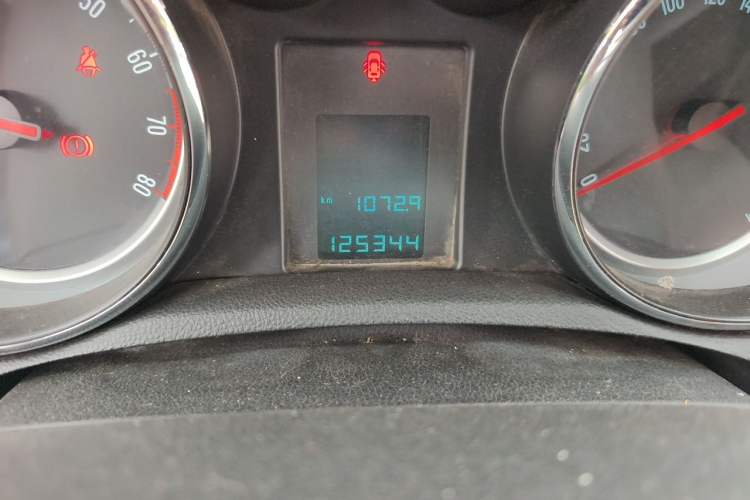 Used Buick Encore 2015 1.4T Manual Two-Wheel Drive Urban Advanced Model Odometer Close Up