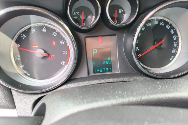 Used Buick Encore 2015 1.4T Automatic Two-Wheel Drive Urban Elite Version Odometer Close Up