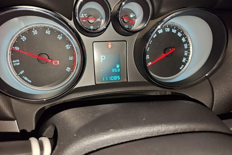 Used Buick Encore 2015 1.4T Automatic Two-Wheel Drive Urban Elite Version Odometer Close Up
