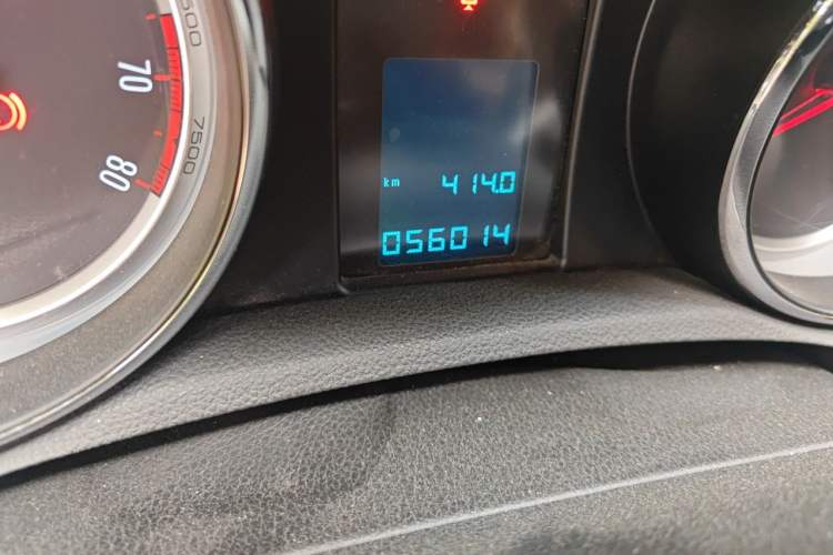 Used Buick Encore 2015 1.4T Manual Two-Wheel Drive Urban Advanced Model Odometer Close Up