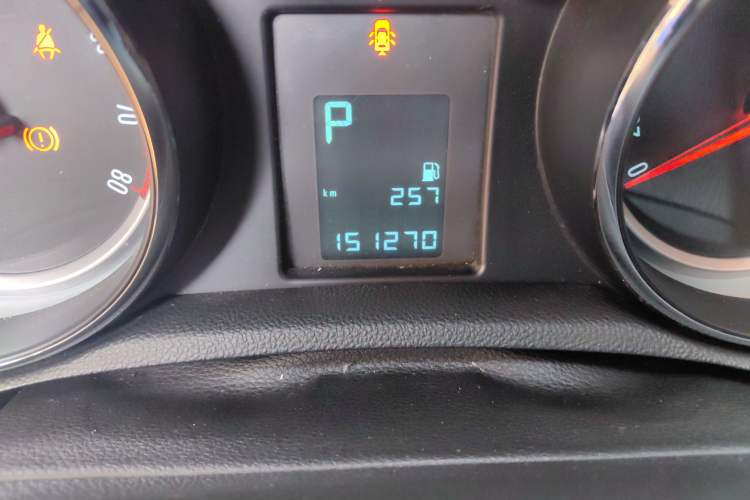 Used Buick Encore 2015 1.4T Automatic Two-Wheel Drive Urban Elite Version Odometer Close Up