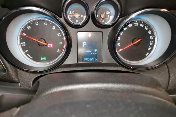 Used Buick Encore 2015 1.4T Automatic Two-Wheel Drive Urban Leading Model Odometer Close Up