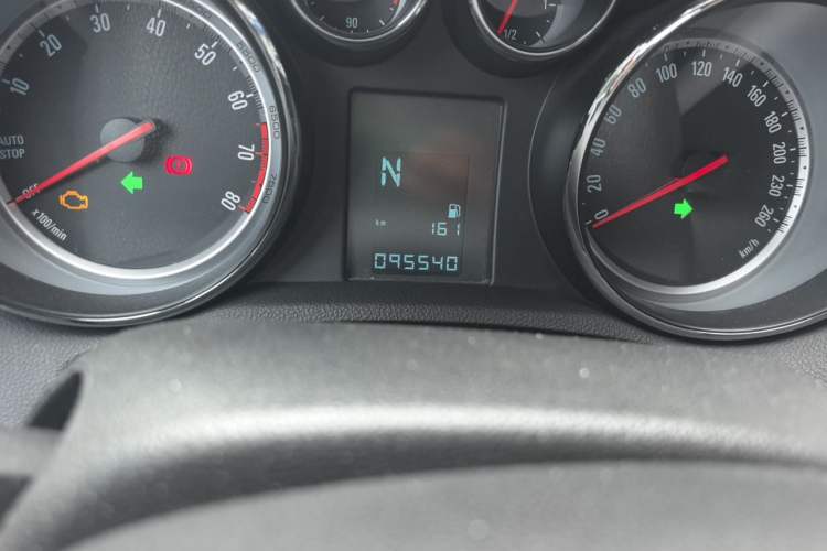 Used Buick Encore 2015 1.4T Automatic Two-Wheel Drive Urban Leading Model Odometer Close Up