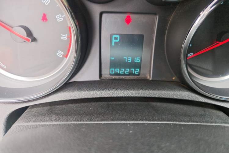 Used Buick Encore 2015 1.4T Automatic Two-Wheel Drive Urban Elite Version Odometer Close Up