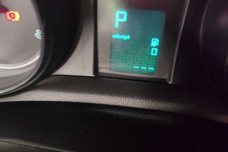Used Buick Encore 2015 1.4T Automatic Two-Wheel Drive Urban Elite Version Odometer Close Up