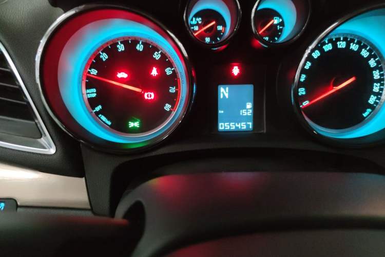Used Buick Encore 2015 1.4T Automatic Two-Wheel Drive Urban Leading Model Odometer Close Up