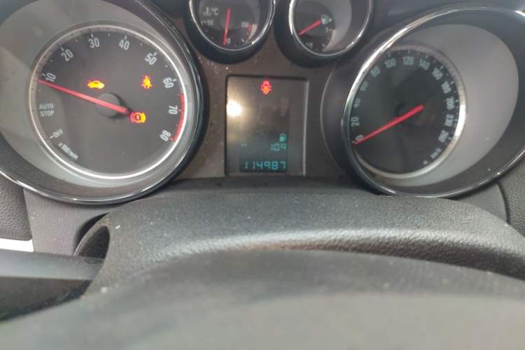 Used Buick Encore 2015 1.4T Manual Two-Wheel Drive Urban Advanced Model Odometer Close Up
