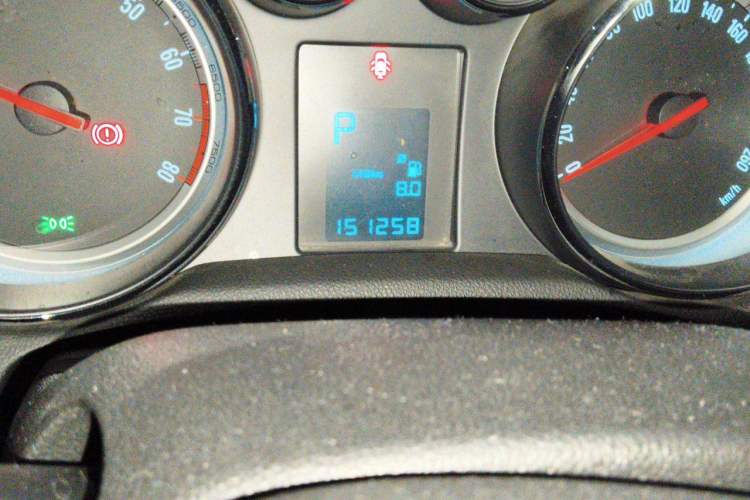 Used Buick Encore 2015 1.4T Automatic Two-Wheel Drive Urban Leading Model Odometer Close Up