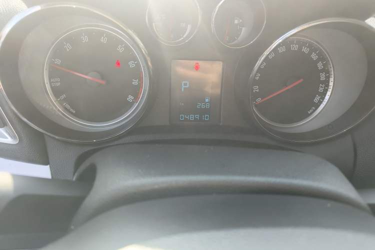 Used Buick Encore 2015 1.4T Automatic Two-Wheel Drive Urban Elite Version Odometer Close Up